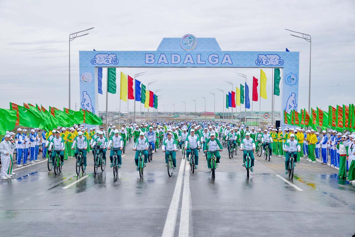 Президент Сердар Бердымухамедов принял участие в массовом велопробеге